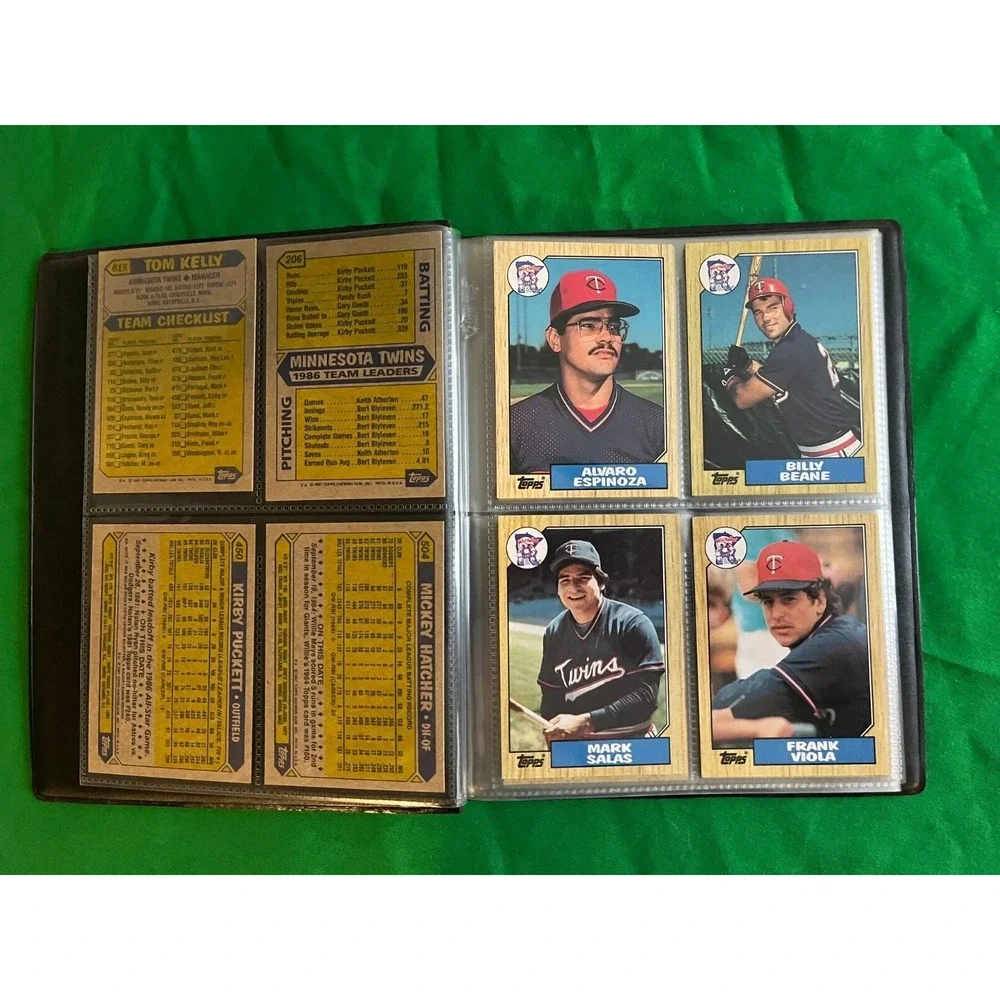 Minnesota Twins 1987 Topps Team Set‎ with 40 card collector album.